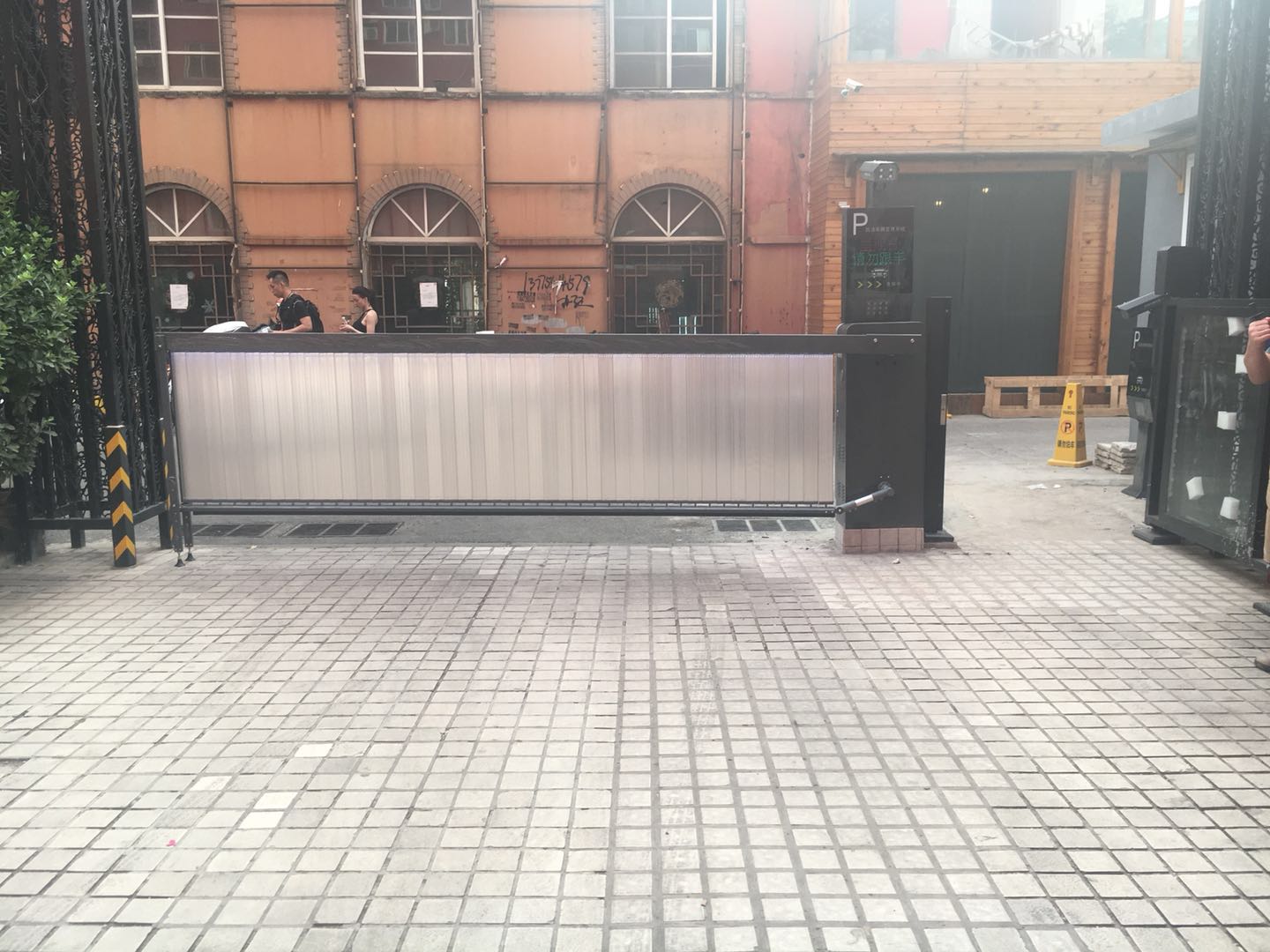 幸福公寓車牌設別道閘系統和自動門禁系統