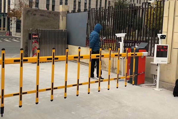 國信集團車牌識別道閘系統安裝完成