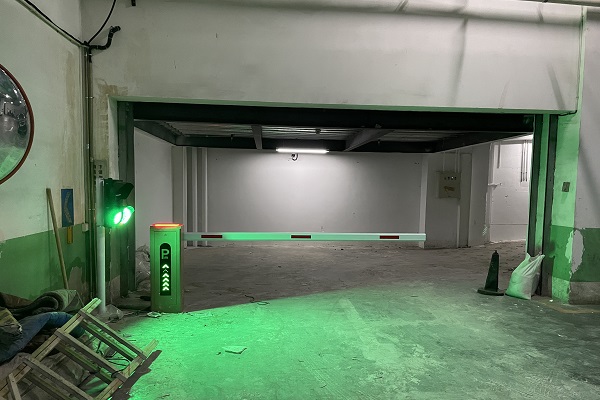 北京洛克時代中心地下單通道紅綠燈道閘系統安裝